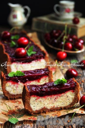 Готовый очень вкусный, нежнейший чизкейк с черешней достать из формы, нарезать на кусочки и подать к столу.