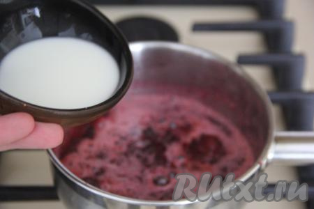 В небольшую ёмкость выложить крахмал, влить 2 столовые ложки холодной воды, очень хорошо перемешать (до однородности). Затем тонкой струйкой, постоянно помешивая, влить крахмальную смесь в кастрюлю с черешней, довести до кипения на среднем огне, а после этого проварить ягодную начинку для чизкейка минуты 2 на минимальном огне.