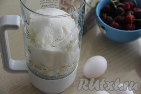 Для получения творожной начинки в чаше блендера соединить творог, сахар, крахмал и сливки.