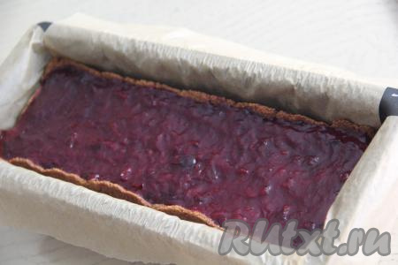 Снять начинку с огня и, по желанию, пробить погружным блендером. Выложить горячую начинку из черешни на остывший чизкейк и поставить в холодильник на ночь.