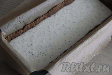 Влить творожную массу в форму и поставить в разогретую духовку.