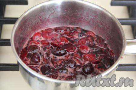 Поставить сотейник на средний огонь, довести массу, помешивая, до кипения и варить минут 7 на небольшом огне, помешивая.