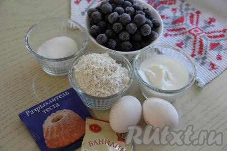 Подготовить продукты для приготовления клафути со смородиной.