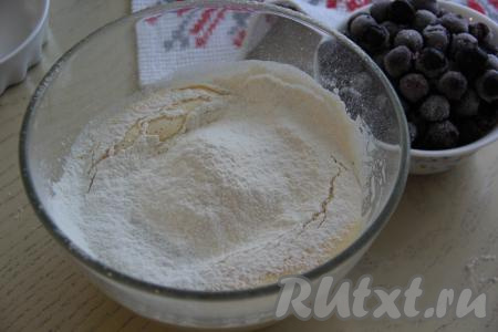 В яичную смесь выложить сметану, перемешать миксером. Затем всыпать ванилин и разрыхлитель, частями добавить просеянную муку, перемешивая тесто лопаткой (или ложкой). Тесто для клафути должно получиться воздушным и не густым.&nbsp;