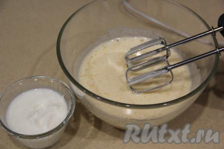 Яичная смесь должна стать светлой и пышной.&nbsp;
