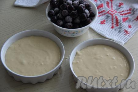 Формочки для выпечки (я взяла 2 формочки диаметром 12 сантиметров) смазать сливочным маслом, затем выложить тесто, не заполняя формы до самого верха.