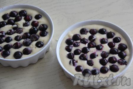 Поверх теста выложить свежую (или замороженную) смородину, слегка вдавливая ягодки в тесто.