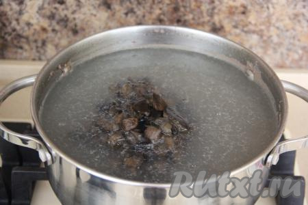 Как только бульон закипит, снять пенку. Варить минут 30 на небольшом огне. Достать части курицы, остудить и отделить мясо от костей. Добавить в бульон грибы и лавровый лист. Если вы готовите суп со свежими лесными грибами, тогда переберите их, тщательно промойте водой, крупные грибочки разрежьте на части, выложите в бульон и варите с момента закипания минут 30 на небольшом огне. Я варила суп с предварительно отваренными замороженными лесными грибами, их нужно выложить в куриный бульон и варить на небольшом огне с момента закипания 15 минут. Если же варите суп с вешенками или шампиньонами, тогда их следует промыть, нарезать некрупно, выложить в бульон и тоже проварить минут 15 с момента закипания.