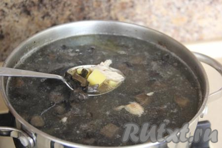 Вместе с мясом курицы добавить очищенные картошины, нарезанные на кубики, дать бульону закипеть и варить суп минут 15 на умеренном огне.