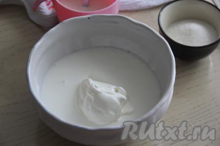 В глубокой миске соединить кефир и сметану.