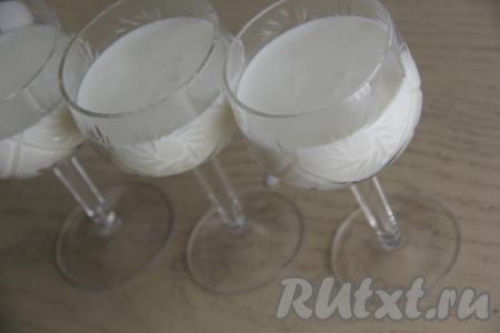 Разлить массу по фужерам (или любым формочкам) и поставить в холодильник на пару часов (до полного застывания).