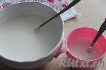 Всыпать сахар, перемешать и отставить смесь кефира и сметаны в сторону. В холодное молоко добавить желатин, перемешать и оставить минут на 10.