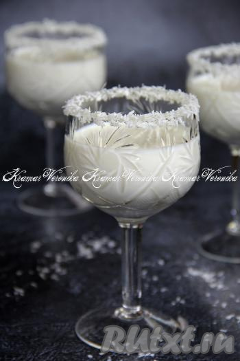 Воздушный, вкусный, нежнейший десерт, приготовленный из кефира и сметаны с добавлением желатина, подать к столу.