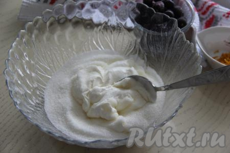 Соединить в миске сметану и сахар, хорошо перемешать и отставить в сторону минут на 5-7 (это время нужно для того, чтобы сахар растворился в сметане).