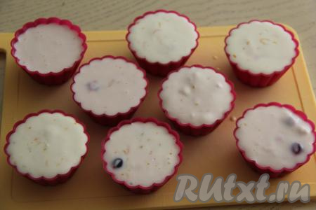 Разложить массу по силиконовым формочкам (или по креманкам) и поставить в холодильник на пару часов (до полного застывания).