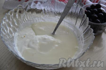 Затем в сметану с сахаром влить желатиновую смесь и перемешать.