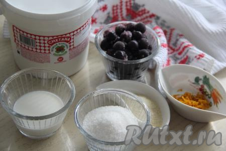 Подготовить продукты для приготовления желе из сметаны с желатином и ягодами. Если будете готовить желе с замороженными ягодами, тогда их нужно немного разморозить, а лишнюю воду слить. Если готовите со свежими ягодками, тогда их нужно очистить от веточек, промыть и обсушить. Лимон хорошо вымыть и снять с лимона цедру (снимая цедру, старайтесь не затрагивать находящийся под ней белый слой), нам понадобится чайная ложка цедры.