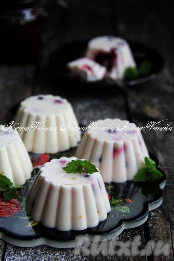 Когда желе застынет, снять силиконовые формочки и подать вкусный, воздушный десерт к столу.