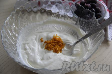 Как только сахар растворится в сметане, добавить цедру и перемешать.