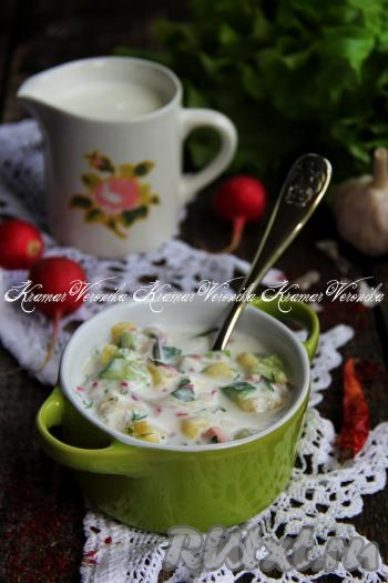 Разложить окрошку по тарелкам, залить заправкой, перемешать и подавать к столу.