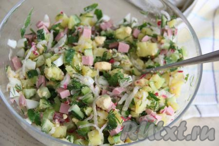 Перемешать окрошку. В таком виде её можно поставить в холодильник, а можно сразу заправить сметаной и кефиром.