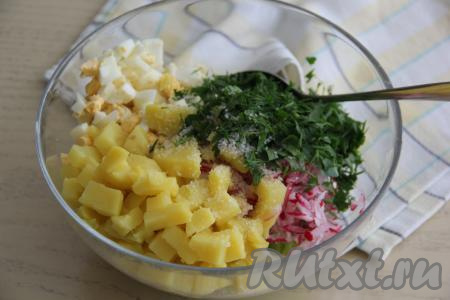 Зелень мелко нарезать. Соединить в глубокой миске подготовленные редиску, зелень, перец, картошку, колбасу, яйца и огурцы, посолить по вкусу.