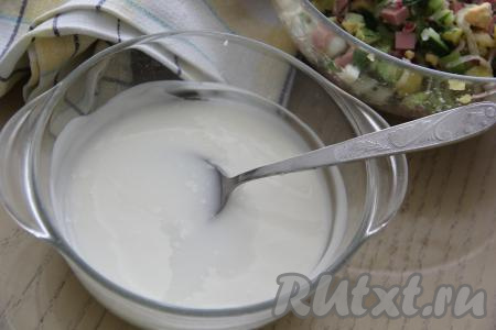 Для получения заправки нужно соединить кефир и сметану, перемешать. Мне нравится, когда кефир и сметана идут в равных долях. Но тут дело вкуса. Кому-то нравится побольше кефира и поменьше сметаны. Кефир и сметана должны быть из холодильника.