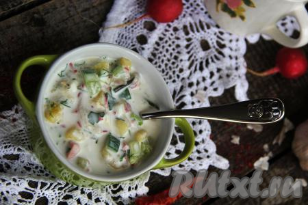 Очень вкусная и сытная окрошка на кефире и сметане с колбасой прекрасно утолит голод в жаркий день, всем советую!