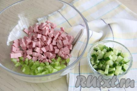 Колбасу и огурец нарезать на небольшие, примерно, равные по размеру кубики. Болгарский перец нарезать на мелкие кубики.