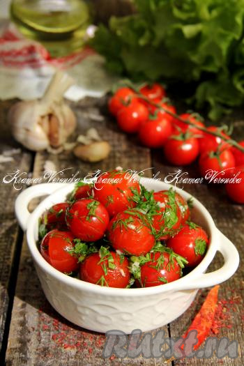 Яркие, аппетитные, очень вкусные, ароматные помидоры черри, маринованные с чесноком, подать к столу в качестве дополнения к картошечке или другим блюдам. Вот так достаточно быстро можно приготовить отличнейшую закуску, попробуйте!