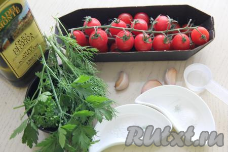 Подготовить продукты для быстрого приготовления маринованных помидоров черри с чесноком. Зубчики чеснока почистить. Черри и зелень вымыть.