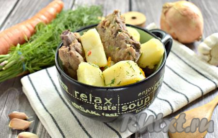 Свиные рёбрышки получились сочными и вкусными, а картошка стала мягкой, ароматной. Раскладываем сытное блюдо из казана по тарелкам и сразу подаём к столу.