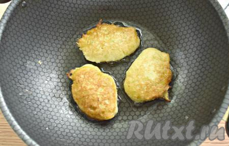 В сковороде разогреваем немного растительного масла, затем столовой ложкой выкладываем кабачковое тесто. Жарим оладьи 2-2,5 минуты (до подрумянивания) на среднем огне, затем переворачиваем, сковороду накрываем крышкой и продолжаем жарить ещё пару минут.