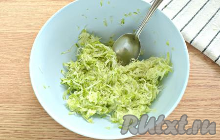 Моем кабачок. Если кабачок молодой, тогда срезаем только хвостик, очищать кабачок от кожуры и семян не нужно. Если же кожица у кабачка достаточно жестковата, а семечки крупные, тогда лучше удалите их. Натираем на средней тёрке 300 грамм подготовленного кабачка, хорошо отжимаем от сока и перекладываем в миску.