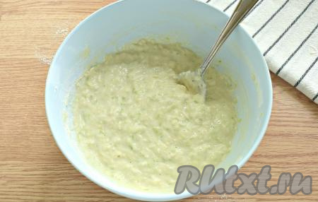 Хорошо перемешиваем ложкой, кабачковое тесто должно получиться густым и вязким, даём ему минут 10 постоять.