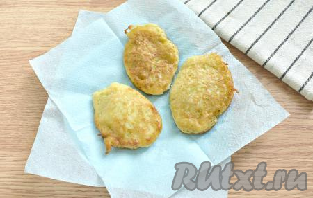 Со сковороды оладьи из кабачка выкладываем на бумажные салфетки, чтобы удалить лишнее масло. Постепенно жарим все оладьи из кабачкового теста. Всего у меня получилось 13 оладушек.