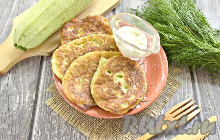 Воздушные, пышные, оладьи, приготовленные из кабачков на кефире на сковороде, сразу подаём к столу, дополнив сметаной.