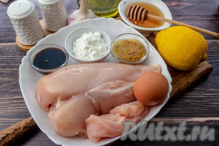 Подготовьте ингредиенты для приготовления бархатного куриного филе.