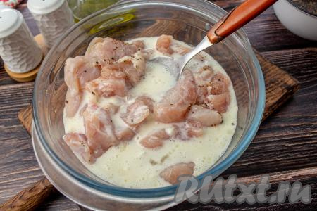 Яичный белок с крахмалом добавьте к промариновавшему куриному филе, перемешайте.