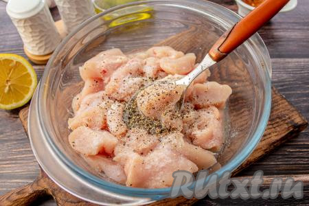 К кусочкам куриного мяса добавьте лимонный сок, затем посолите филе по вкусу и поперчите, перемешайте и оставьте промариноваться в холодильнике на 20-30 минут.