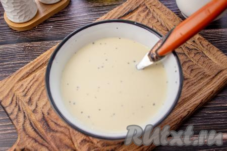 Для получения заливки в миске смешайте куриные яйца, соль, сливки и чёрный молотый перец.