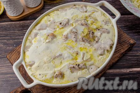 По истечении времени достаньте запечённые в сливках картофель с курицей и снимите фольгу.