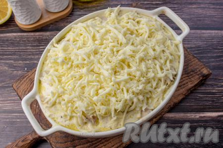 Сыр натрите на тёрке и щедро присыпьте поверхность запеканки. Поставьте в духовку допекаться без фольги ещё на 10 минут (до румяной корочки).