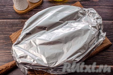 Накройте форму фольгой и поставьте её в заранее разогретую до 180 градусов духовку минут на 40.