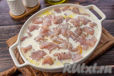 Залейте картофель с курицей сливочной заливкой.