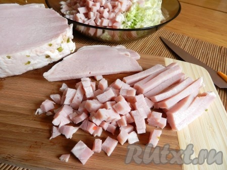 Ветчину нарезать кубиками.