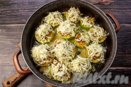 Затем достаньте форму из духовки, присыпьте кабачки натёртым сыром, верните в духовку и запекайте ещё 5-10 минут (до подрумянивания сыра) при температуре 200 градусов.