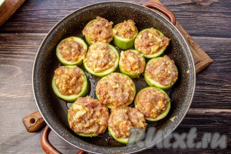 Кружочки кабачка выложите в подходящую форму для запекания (у меня сотейник диаметром 26 сантиметров), смазанную растительным маслом. Наполните кабачки фаршем из индейки и поставьте в заранее разогретую до 190-200 градусов духовку на 30 минут.