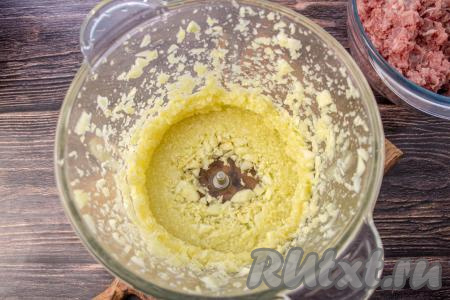 Вынутую мякоть кабачка измельчите в блендере.