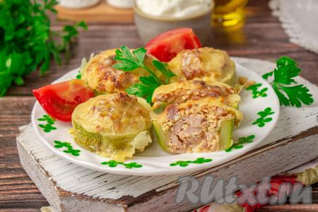 Готовые кабачки,&nbsp;фаршированные индейкой, достаньте из духовки и подавайте в тёплом виде со сметаной и свежими овощами. По желанию, это блюдо можно дополнить гарниром.